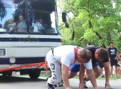 Двое волгодонцев в одиночку тянули целый автобус с детьми