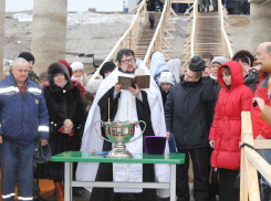 К обеду 19 января в Крещенской купели искупались более 1000 волгодонцев. ВИДЕО