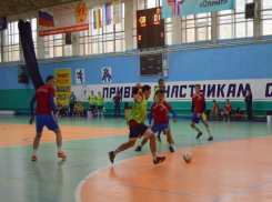 Неожиданные результаты показали команды высшей лиги в городском чемпионате по футболу