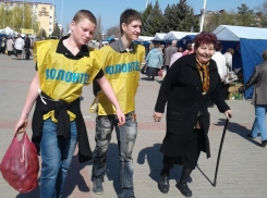 На ярмарке в Волгодонске волонтеры помогали пенсионерам донести сумки с покупками