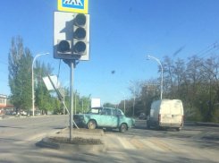 Водитель ВАЗа снес светофор на пешеходном переходе в Волгодонске 