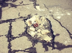 Водители начали самостоятельно заделывать ямы на дорогах Волгодонска