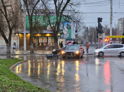 Автомобиль «Хендай» расположился посреди проезжей части на проспекте Строителей после ДТП