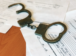 Электропечь и деньги из кассы украл житель Цимлянска в киоске быстрого питания