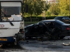 Водитель «Дэу», влетевший в автобус, родился «в рубашке»