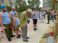 Вспомнили о героях и посвятили в десантники юных: как в Волгодонске прошло празднование Дня ВДВ