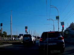 Безумец на внедорожнике промчался на «красный» перед толпой пешеходов в Волгодонске