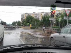 Волгодонец предлагает установить знак «Стоянка и остановка запрещена» перед светофором на Черникова