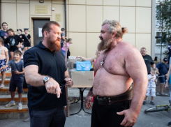 Депутат-боксер Дмитрий Кудряшов устроил такой праздник, что кирпичи разлетались по сторонам от силы богатырской