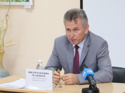 Виктор Мельников принял решение дать новогодние сладкие подарки всем детям до 14 лет из малообеспеченных семей 