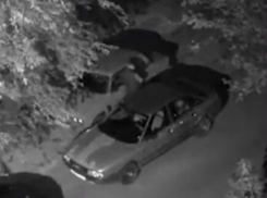 В Волгодонске двое неизвестных украли аккумулятор из автомобиля ВАЗ-2106