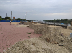 На набережной в станице Романовской активно ведется замена тротуарной плитки