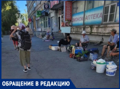 «Их с каждым днем все больше!»: стихийный рынок под окнами дома Морская, 64 разрастается  с новой силой