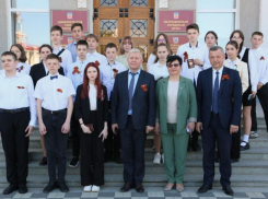 Школьникам Волгодонска в преддверии Дня Победы вручили паспорта 