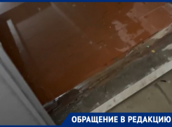 Вода с крыши стекает в подъезд: волгодонцы возмущены новой системой водоотвода на Пионерской