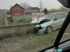 «Четырнадцатая» влетела в бетонное препятствие на Набережной в Волгодонске 