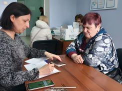 Инвалидам и ветеранам рассказали, где и как пополнять новые электронные карты для льготного проезда в автобусах