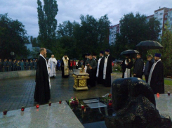 Десятки волгодонцев пришли почтить память погибших при теракте в Волгодонске