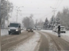 «Сити-уборщиков не видно»: Центральные улицы Волгодонска после снегопада превратились в «кашу» 