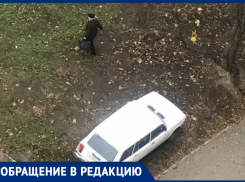 Пожилой водитель из Волгодонска дерзко проехался по тротуару и припарковал свою машину на газоне 