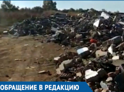 Строительным мусором, старыми вещами и картоном укрепляют берег в хуторе Овчинников