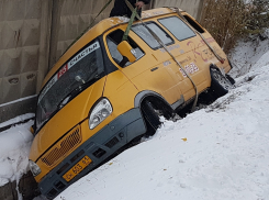 Маршрутное такси слетело с заснеженной дороги в ливневую яму в Волгодонске 