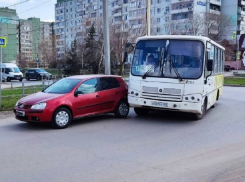 На Гагарина автобус с пассажирами столкнулся с легковушкой