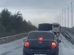 Люди идут пешком, автомобили объезжают: на Судоходном мосту в сторону Цимлянска сломался автобус