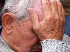 Волгодончанка на улице украла у 89-летнего пенсионера пакет с продуктами и деньгами 