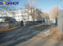 «Для воспрепятствования незаконному проникновению»: закрытые вечером заборы прокомментировала администрация 