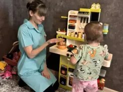 Бесплатно посидит с ребенком: в Волгодонске с февраля можно попросить о помощи «социальную няню»