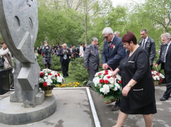 В Волгодонске возложили цветы к памятнику чернобыльцам