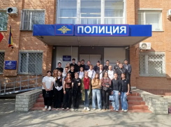Волгодонские полицейские провели экскурсию для «полицейского класса» и студентов