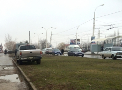 Любитель нестандартной парковки на пикапе трамбует волгодонские газоны – читатель «Блокнота»