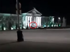 «Медицину развалили!»: женщина в красном устроила скандал с дверью администрации Волгодонска 