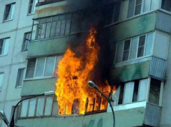 В Волгодонске на 30 лет Победы из-за выброшенного окурка загорелся балкон