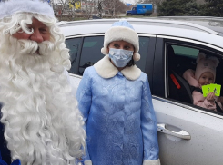 В Волгодонске водителей на улицах остановили для общения с Дедом Морозом и Снегурочкой
