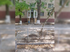 «Надо лезть через забор»: новые ограждения осложняют жизнь волгодонцам