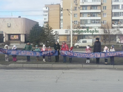 В Волгодонске за корректное поведение на дороге водителям предложили выпить стаканчик чая