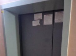  «Все проблемы в сквозняке»: в ДСиГХ объяснили, почему пугающий лифт на Строителей издавал жуткие звуки