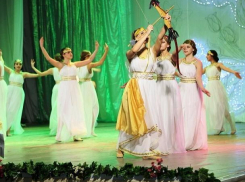 «Без женщин жить нельзя на свете!»: в Волгодонске женщин с 8 марта поздравили праздничным концертом