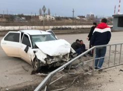 «Приору» и  «Мицубиси» разворотило после ДТП на Железнодорожной, есть пострадавшие