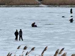 Наглые детишки, ночные рыбаки и один украденный знак: что происходило на льду Сухо-Соленовского залива в эти выходные