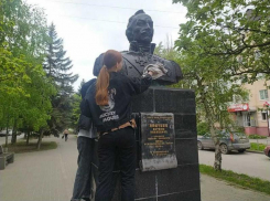 Юные казаки Волгодонска отмыли памятник атаману Платову и привели в порядок одноименный сквер
