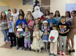 Дед Мороз, Снегурочка и подарки: новогоднее чудо устроила молодежь Волгодонска детям Донбасса