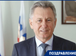 «Образование в Волгодонске на достойном уровне»: глава администрации поздравил волгодонцев с началом нового учебного года 