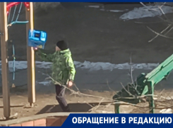 Опасную игру ребенка с ножом во дворе Волгодонска сняли на камеру местные жители