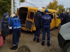 Маршрутка с 15 пассажирами перевернулась возле вокзала в Волгодонске: есть пострадавшие