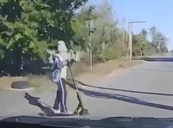 9-летнюю девочку на самокате сбила иномарка под Волгодонском: жуткий момент ДТП попал на видеорегистратор водителя