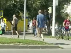 Мужчина без штанов и трусов шокировал волгодонцев в центре нового города 